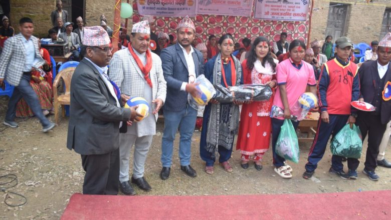 स्व.काकी र भाईको सम्झनामा रास्वपा नेता ऐडीद्वारा सत्यवादी माविलाई खेलकुद सामग्री हस्तान्तरण
