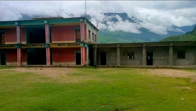 बाजुराको रामेश्वरी माविमा खानेपानी अभाव, विद्यार्थीले घरबाटै पानी बोकेर लिनुपर्ने बाध्यता