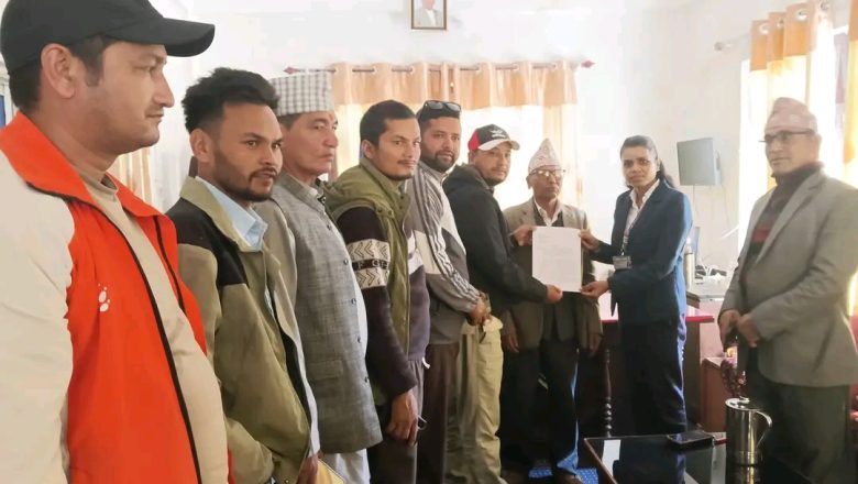 भूमि अधिकार तथा श्रमिक संगठन र किसान महासंघ बझाङद्वारा प्रधानमन्त्रीलाई ज्ञापनपत्र