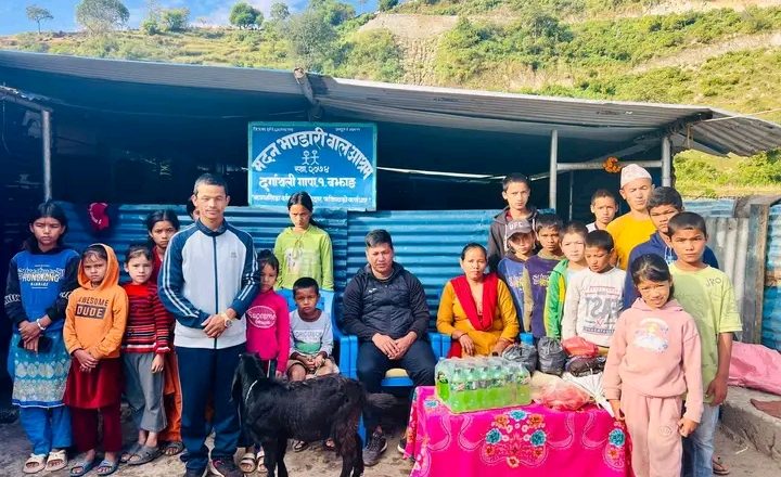 बोका, चामल र खुशी लिएर मदन भण्डारी बाल आश्रम पुगे दुर्गाथली अध्यक्ष दिलबहादुर थापा