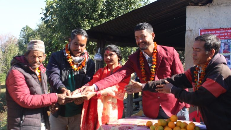 चुरे गाउँपालिका–२ मा युवा टोलीद्वारा संकलित रकम पीडितलाई हस्तान्तरण