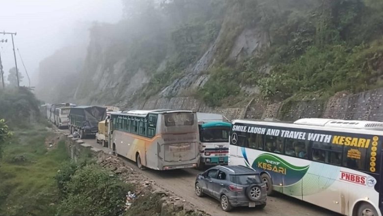 दाउन्ने सडक हिलाम्ये,गाडी जाममा,यात्रु मारमा