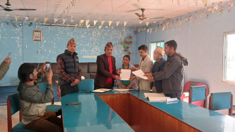 देउराबासीद्वारा इलाका प्रशासन कार्यालय हुकुमी शैलीमा सारिएको भन्दै गृह मन्त्रालयलाई ज्ञापनपत्र