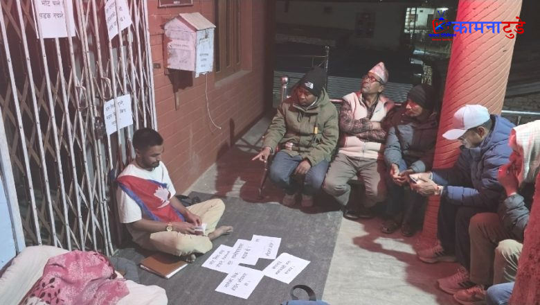 रामारोशन गाउँपालिकाको कार्यालय अगाडि युवकको आमरण अनसन, एमाले उम्मेदवार दिपकद्वारा माग पूरा गर्ने प्रतिबद्धता