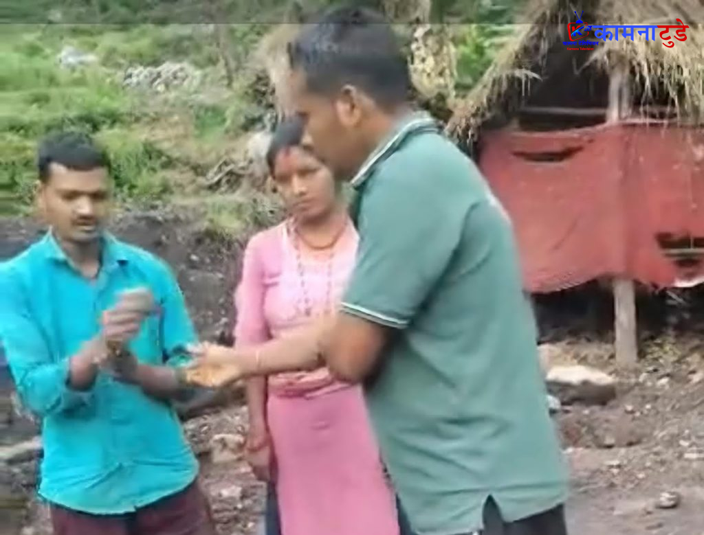 आगलागी पीडित परिवारलाई रु ३२ हजार बढी सहयोग हस्तान्तरण
