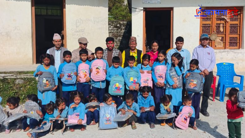 जन्मदिनको अवसरमा समाजसेवी रमेश ओडद्वारा विद्यार्थीलाई झोला वितरण