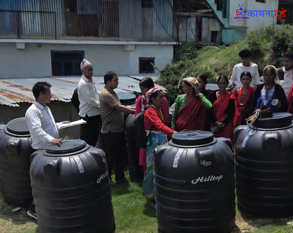 बित्थडचिर- ६ का स्थानीयलाई खानेपानी संकलन तथा भण्डारणका लागि ड्राम वितरण