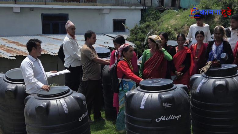 बित्थडचिर- ६ का स्थानीयलाई खानेपानी संकलन तथा भण्डारणका लागि ड्राम वितरण