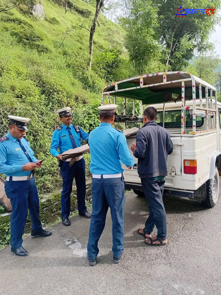 सवारी दुर्घटना बढेपछि बझाङमा ट्राफिक निगरानी कडा, अनधिकृत सिट तथा हुट र कालो स्टिकर हटाइदैँ
