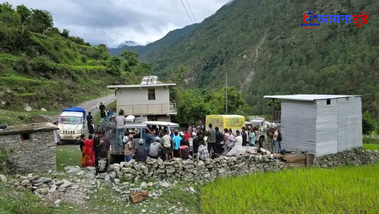 बझाङमा काम गरेकाे ज्याला नपाएपछि स्थानीयद्वारा चैनपुर-तलकोट सडक अवरुद्ध, माग पूरा नभएसम्म अवरोध नहटाउने चेतावनी
