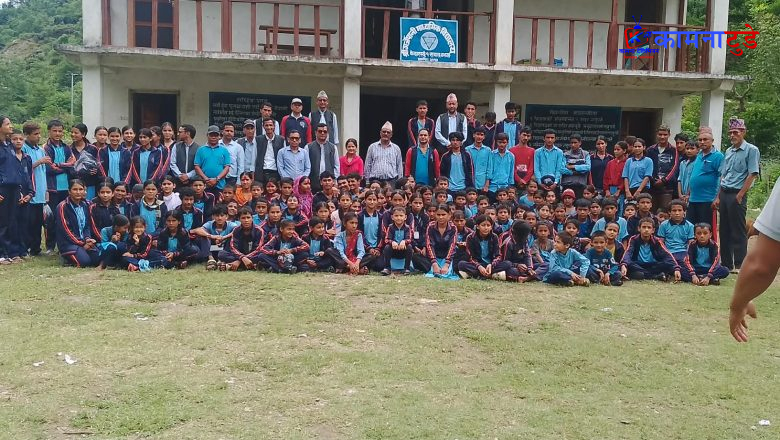 बझाङको गर्जेपानी माविलाई धनगढीको चैतन्य पाठशालाद्वारा पोसाक प्रदान